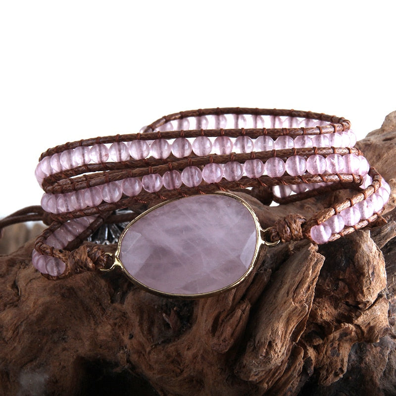 Pulseira Fashion com pedra central de rhodonita em tom rosado, decorada com fileiras de pedras naturais cor-de-rosa, acabamento em couro - Pelicano Azul.