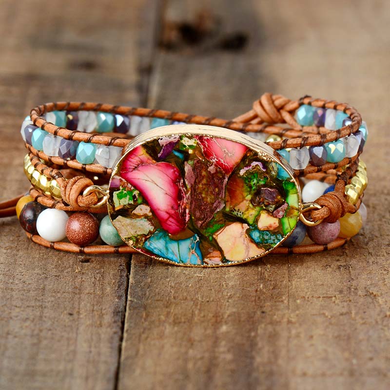 Pulseira Guerreira Divina feita com jaspe e regalite, exibindo uma combinação de cores vibrantes e pedras naturais em um design multicolorido - Pelicano Azul