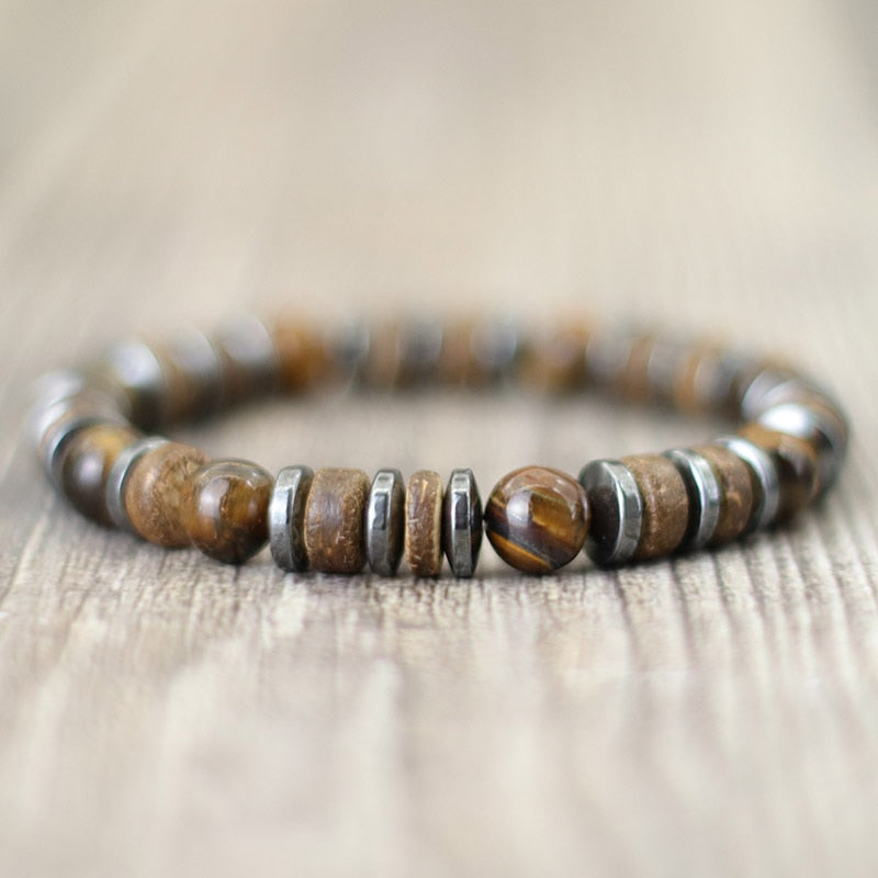 Pulseira tibetana com grânulos de madeira e pedras naturais em um design vintage e sofisticado - Pelicano Azul
