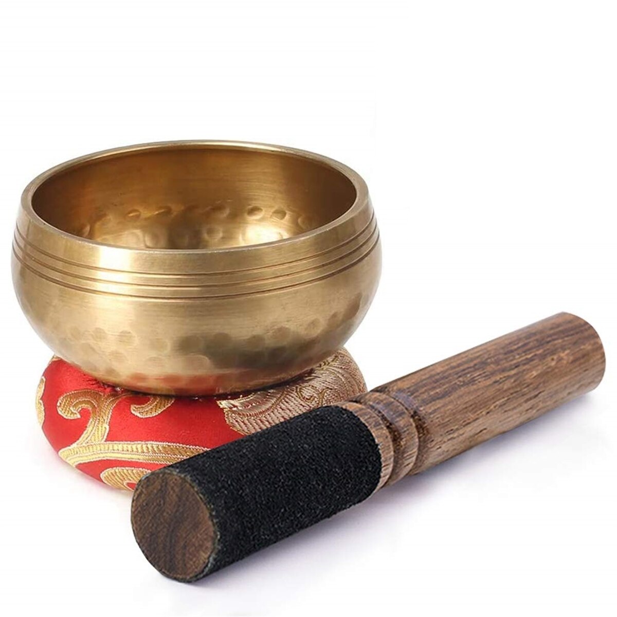 Tigela tibetana dourada com superfície martelada, apoiada em um suporte vermelho com detalhes dourados e acompanhada de um bastão de madeira para a produção de sons relaxantes e meditativos. Ideal para práticas de meditação e elevação espiritual.