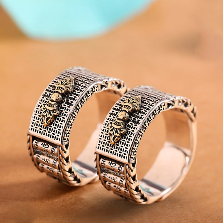 Anel Feng Shui Pergaminho Vajra em prata 990 com detalhes em ouro e design tradicional, Pelicano Azul.