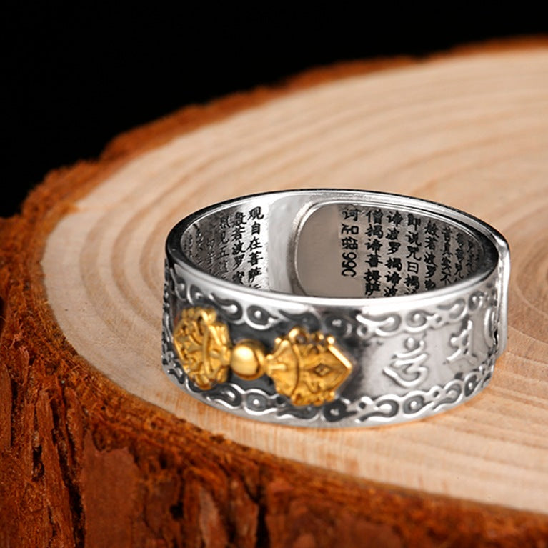 Anel Feng Shui Vajra em prata 990 com gravações internas e símbolos dourados, Pelicano Azul.