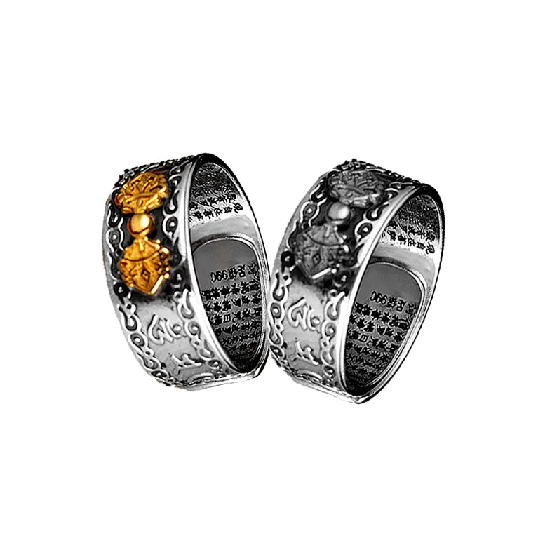 Anel Feng Shui em prata 990 com símbolos Vajra dourados e entalhes detalhados ao redor, Pelicano Azul.