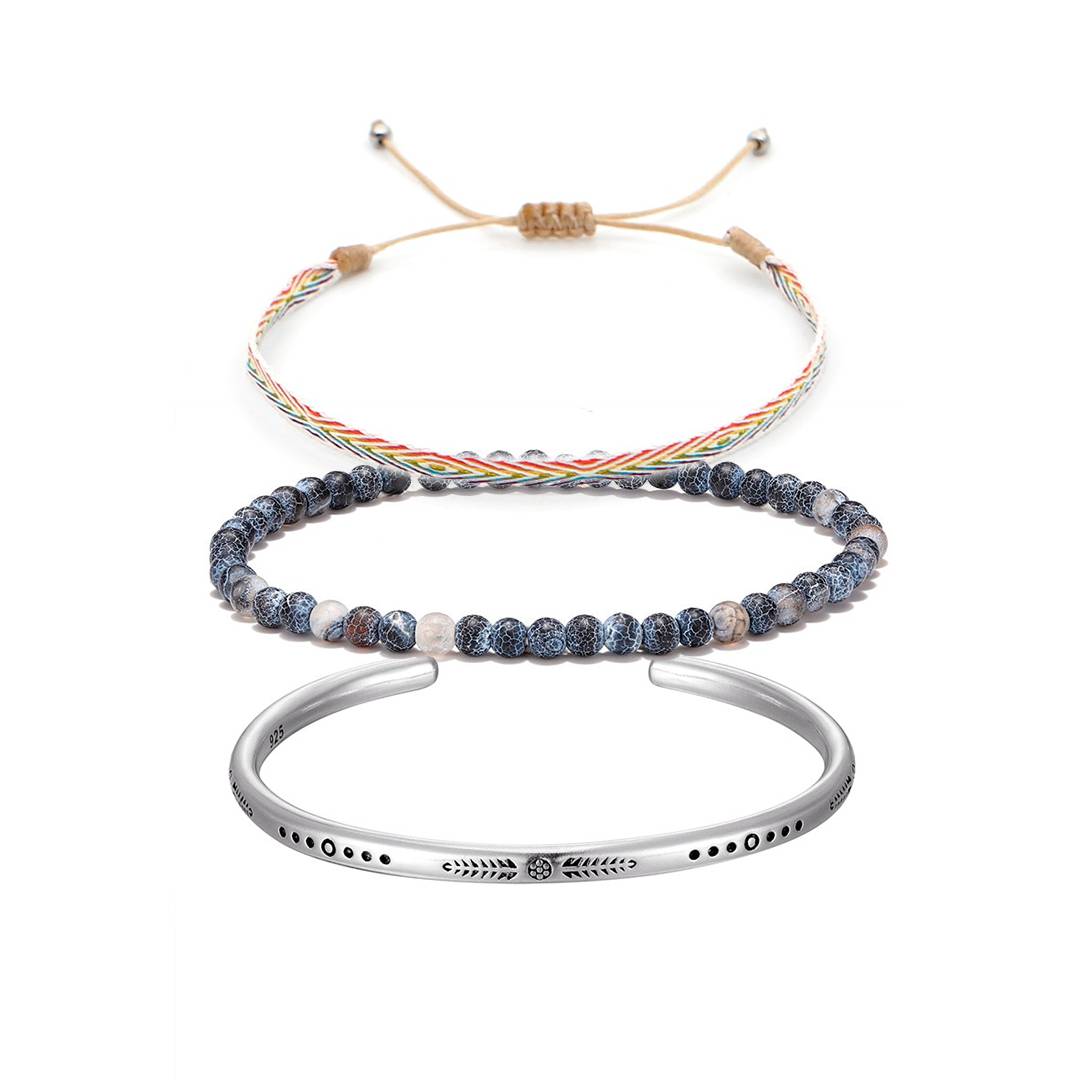 Conjunto com pulseira de cordão colorido e pedra vulcânica azul, e bracelete de prata tibetana gravado, simbolizando união, resistência e proteção - Pelicano Azul