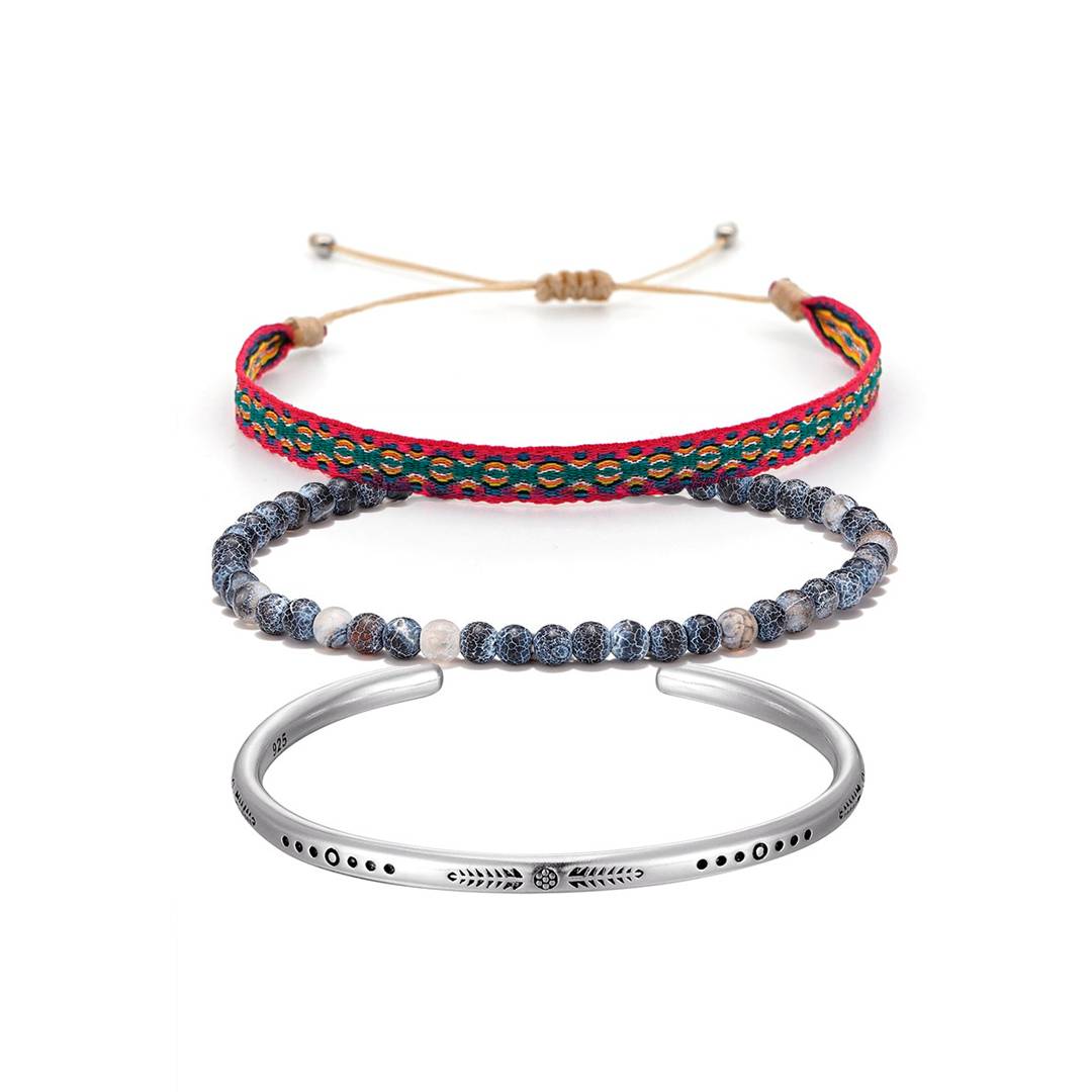 Conjunto com pulseira de tecido vermelho e pedra vulcânica azul, e bracelete de prata tibetana gravado, simbolizando energia, força e proteção - Pelicano Azul