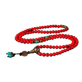Colar com contas de turquesa vermelha e verde, com elementos em metal trabalhado, simbolizando clareza mental e equilíbrio espiritual - Pelicano Azul