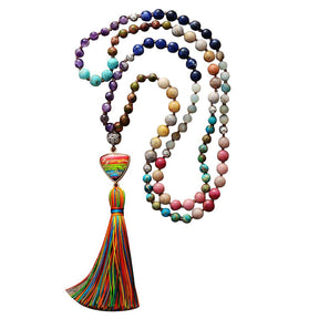 Japamala com contas dos 7 chakras, pingente triangular com listras coloridas e tassel multicolorido na ponta, para equilíbrio - Pelicano Azul