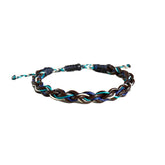  Pulseira budista feita à mão em macramê, trançada com fios de diferentes tons de azul e verde, criando um visual elegante e natural, Pelicano Azul.