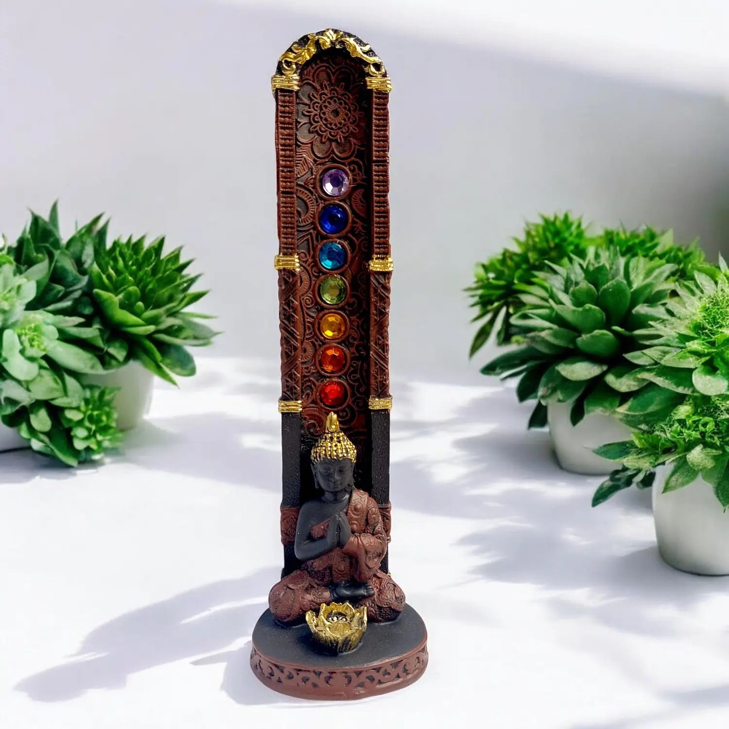 Incensário com Buda meditando e coluna com 7 chakras em detalhes dourados - Pelicano Azul
