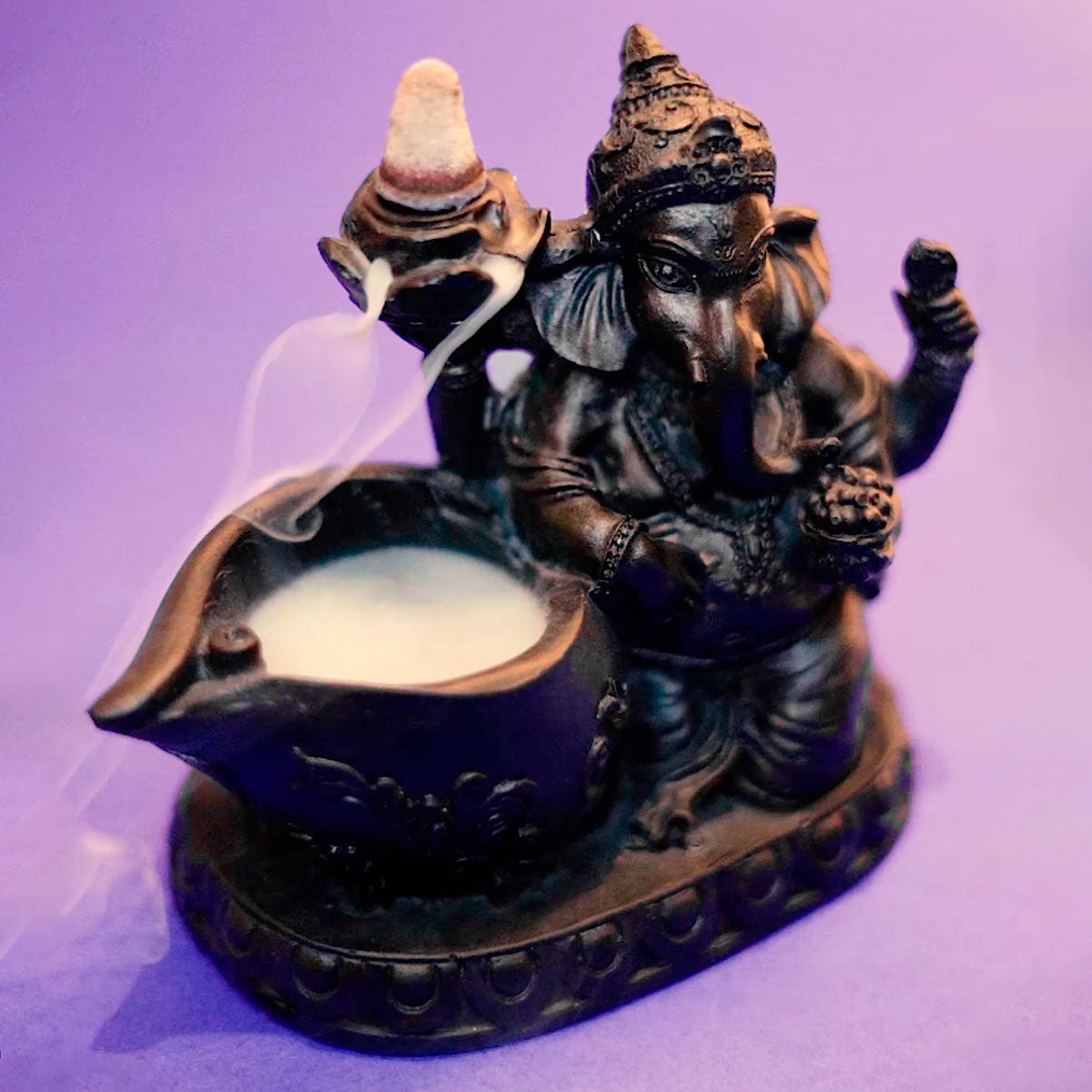  Incensário Cascata Shambhala em cerâmica preta, com Ganesha e fluxo de fumaça suave, ideal para meditação e proteção espiritual Pelicano Azul.