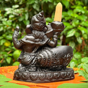 Vista traseira do Incensário Cascata Shambhala, com Ganesha segurando um incenso no suporte detalhado.
