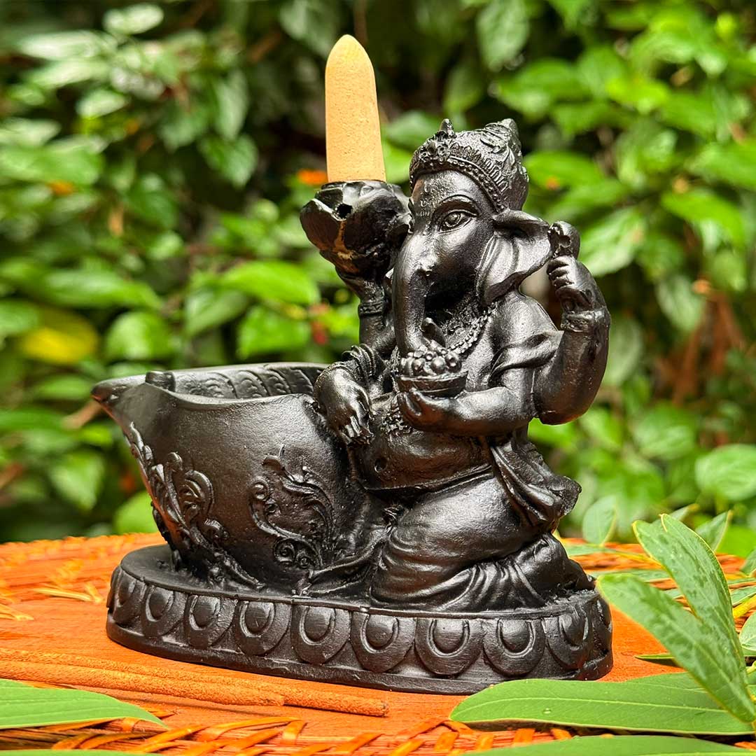 Incensário Cascata Shambhala com a figura de Ganesha, decorado com entalhes detalhados e um incenso no topo.