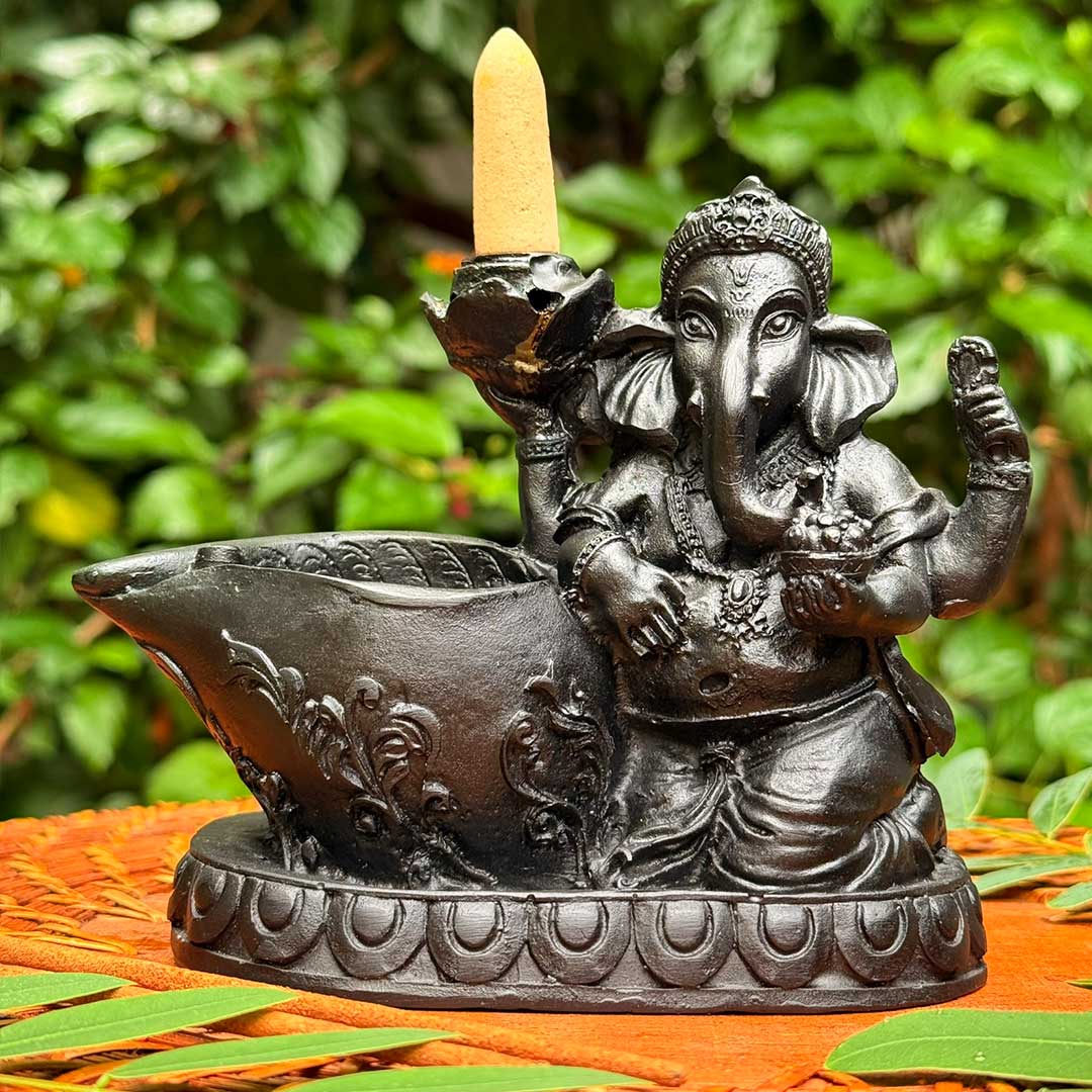  Incensário Cascata Shambhala preto, com Ganesha detalhado segurando um incenso no suporte.