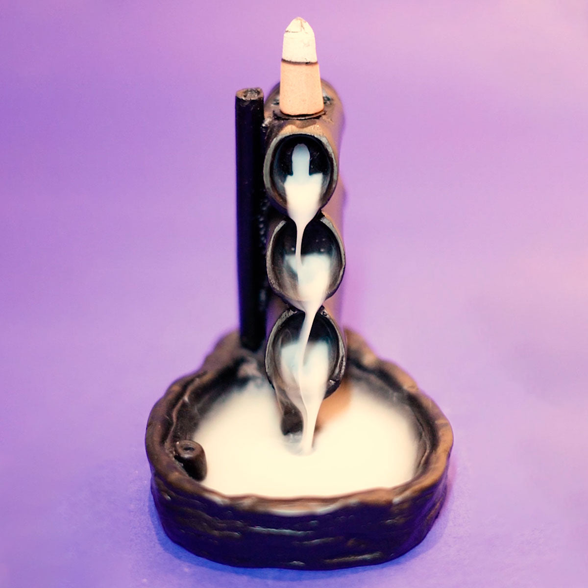  Incensário Cascata Shizen em cerâmica preta, com três níveis de fluxo de fumaça suave, ideal para relaxamento e harmonia Pelicano Azul.