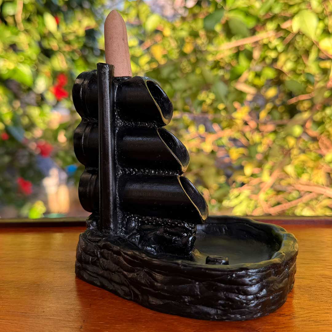 Incensário Cascata Shizen Pelicano Azul com design de cachoeira, feito em cerâmica, ideal para criar um ambiente relaxante e harmonioso.