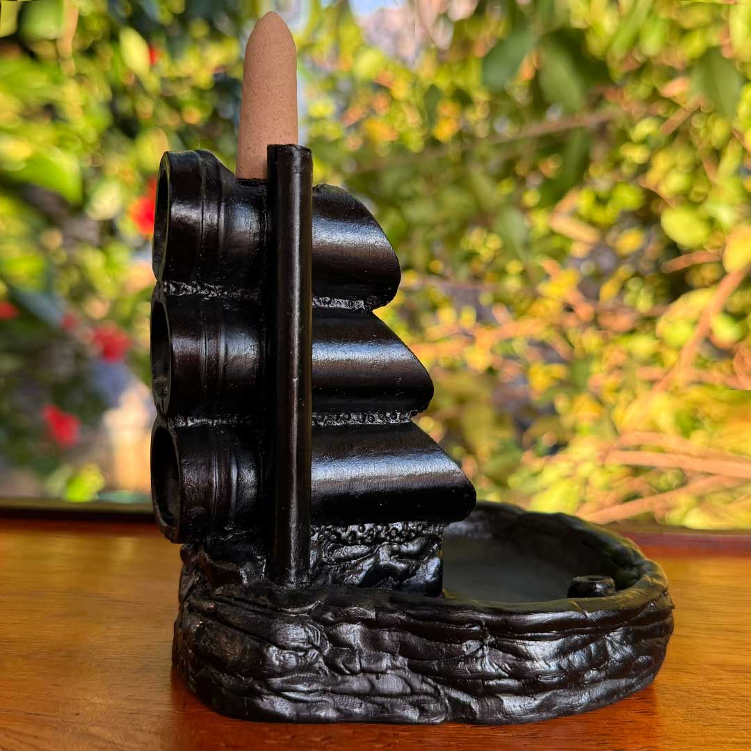 Incensário Cascata Shizen Pelicano Azul, modelo em cerâmica com efeito de fumaça em cascata para aromaterapia e meditação.