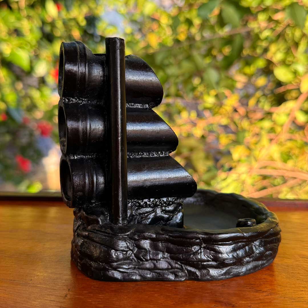 Incensário Cascata Shizen Pelicano Azul, modelo em cerâmica com efeito de fumaça em cascata para aromaterapia e meditação.