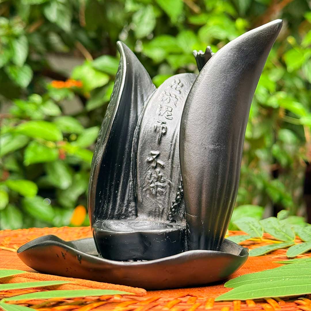 Incensário Lótus de Buda Pelicano Azul visto de trás, destacando detalhes esculpidos e escrita oriental.