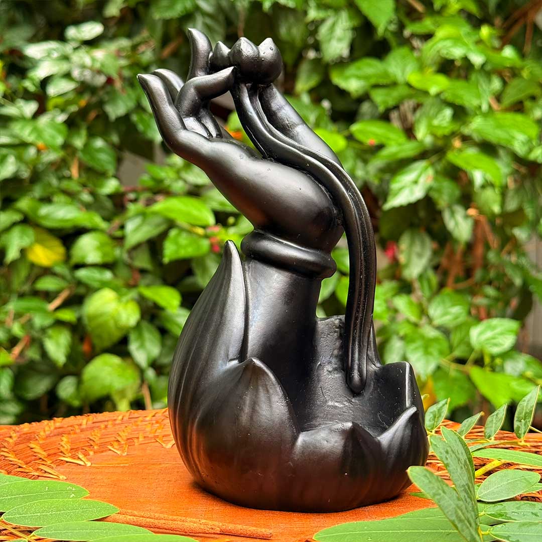 Incensário Mudra da Iluminação Flor Pelicano Azul, representando uma mão elevada segurando uma flor, ideal para meditação.