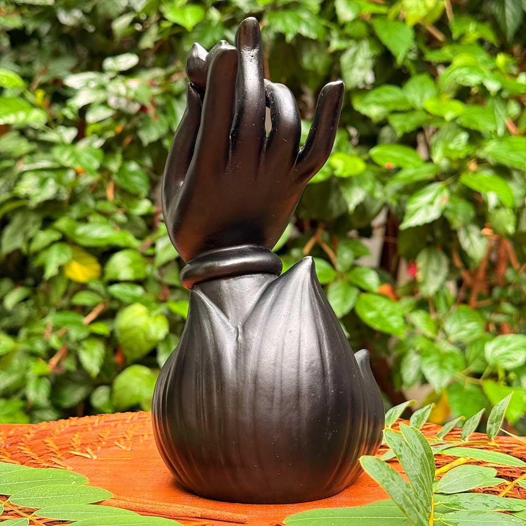 Incensário Mudra da Iluminação Pelicano Azul, em formato de mão esculpida, ideal para queima de incensos.