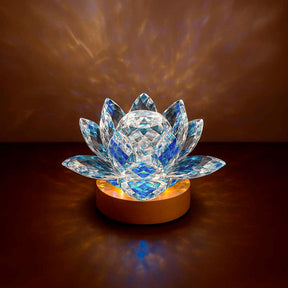 Luminária Flor de Lótus Cristal com reflexos rosa e dourado, criando uma atmosfera de tranquilidade e harmonia 2. Pelicano Azul.