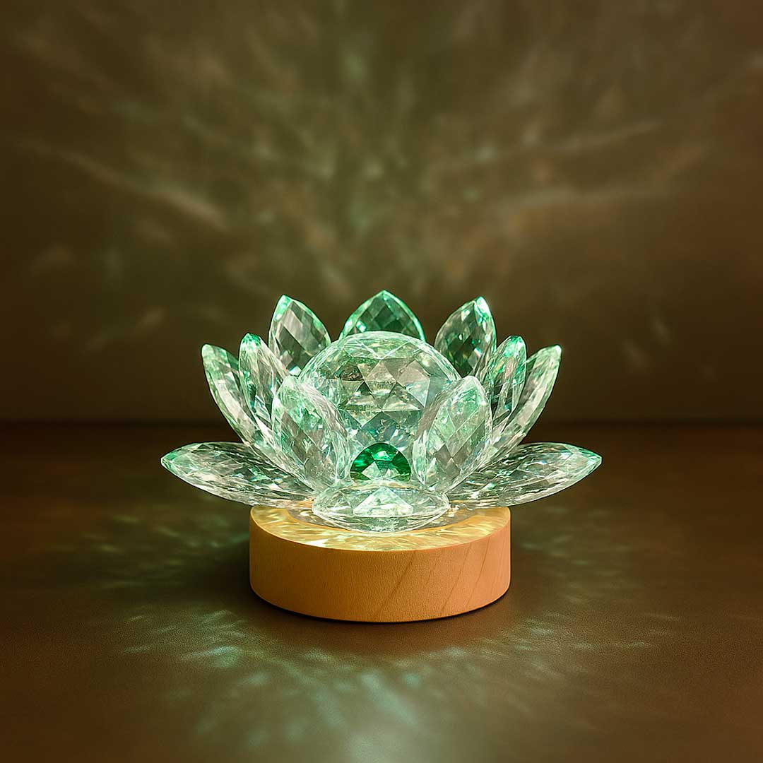 Luminária Flor de Lótus Cristal com reflexos verde e branco, criando uma atmosfera de serenidade e equilíbrio no ambiente 2. Pelicano Azul.