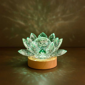 Luminária Flor de Lótus Cristal com reflexos verde e branco, criando uma atmosfera de serenidade e equilíbrio no ambiente 2. Pelicano Azul.