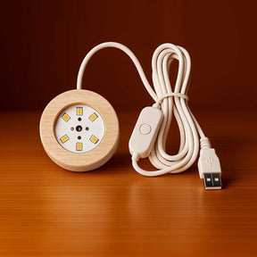 Luminária Flor de Lótus Cristal com reflexos roxos e dourados, criando um efeito de luz calmante e harmonioso no ambiente 2. Pelicano Azul.