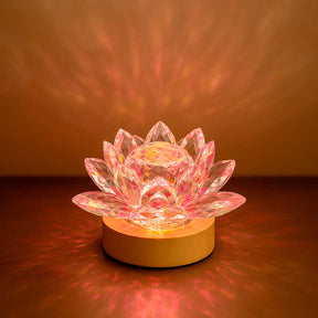 Luminária Flor de Lótus Cristal projetando reflexos multicoloridos suaves, criando uma atmosfera de paz e harmonia no ambiente 2. Pelicano Azul.