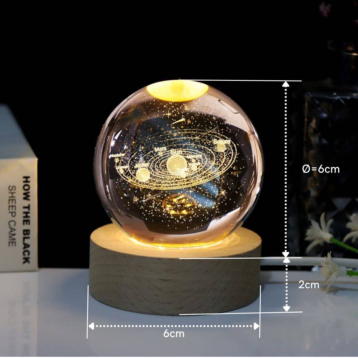Luminária Luz do Universo com sistema solar 3D em cristal, base de madeira iluminada, dimensão de 6cm de diâmetro.