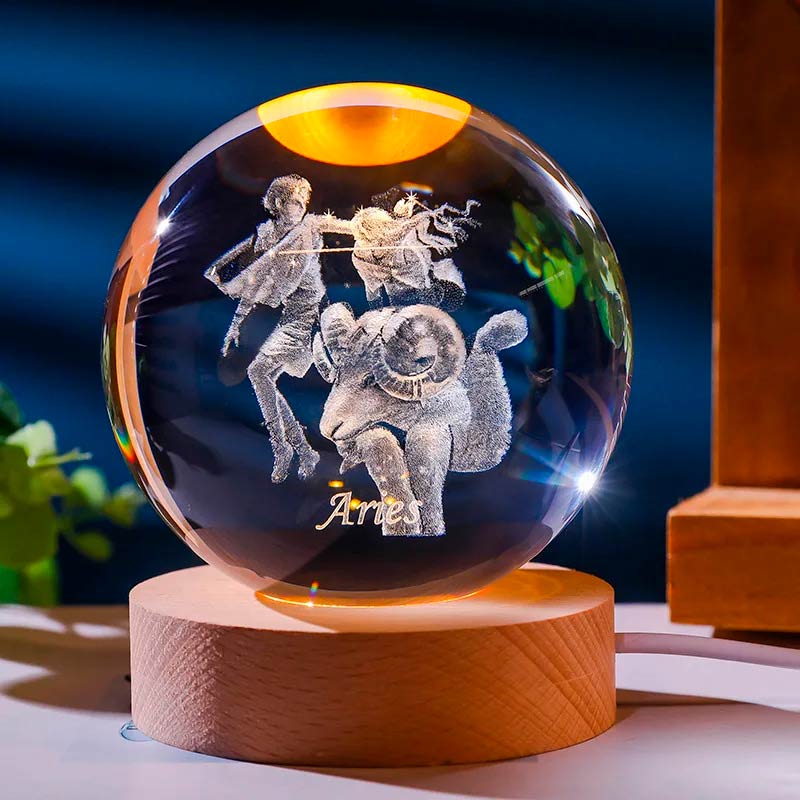 Luminária de cristal com o signo de aries gravado em 3D, iluminada por LED, criando um efeito celestial. Ideal para representar o equilíbrio e a harmonia do signo de aries. Pelicano Azul.