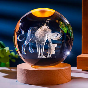 Luminária de cristal com o signo de Leãogravado em 3D, iluminada por LED, criando um efeito celestial. Ideal para representar o equilíbrio e a harmonia do signo de Leão. Pelicano Azul.