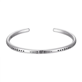 Bracelete em Prata Tibetana com detalhes gravados, símbolo de coragem e força, Pelicano Azul.