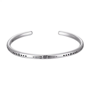 Bracelete em prata tibetana com detalhes gravados, parte do Conjunto Budista da Coragem - pelicano azul.