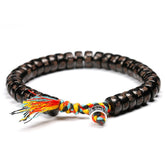 Pulseira Budista feita de concha esculpida com detalhes gravados e cordão multicolorido, Pelicano Azul.
