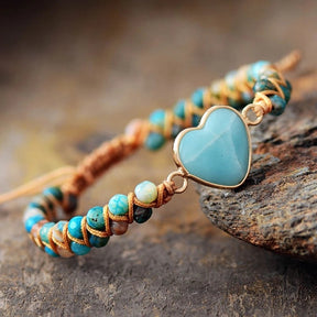 Pulseira Coração Jaspe Imperial com pingente em formato de coração azul, representando amor e proteção com estilo Pelicano Azul.