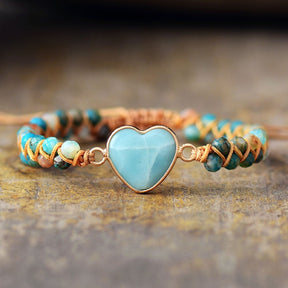 Pulseira Coração Jaspe Imperial com pingente em formato de coração azul, representando amor e proteção com estilo Pelicano Azul.