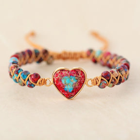 Pulseira Coração Jaspe Imperial com pingente em formato de coração vermelho e azul, simbolizando amor e energia com design Pelicano Azul