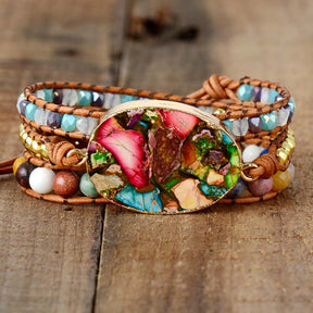Pulseira Guerreira Divina feita com jaspe e regalite, exibindo uma combinação de cores vibrantes e pedras naturais em um design multicolorido - Pelicano Azul