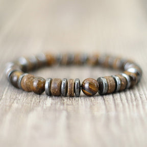 Pulseira tibetana com grânulos de madeira e pedras naturais em um design vintage e sofisticado - Pelicano Azul